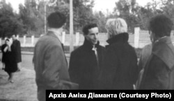 Амік Діамант (в центрі) на мітингу 24 вересня 1966 року. Архів Аміка Діаманта. Стоп-кадр зі зйомок Едуарда Тімліна