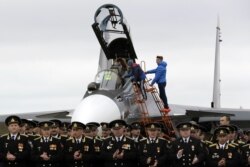 Дзеці вывучаюць кабіну Су-30СМ на авіябазе ў Крыме
