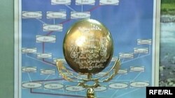 Назарбаевтар әулетінің шежіресі. Астанадағы Назарбаевтың мұражайында тұрған саф алтыннан жасалған бұйым.