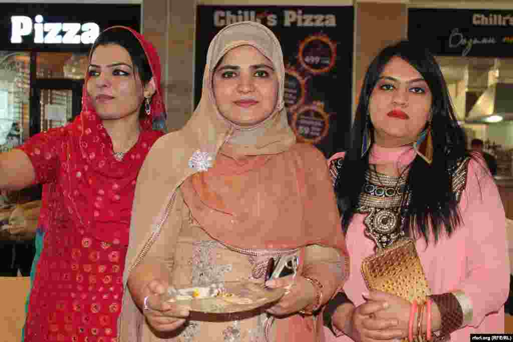 Студентки из Пакистана угощали гостей национальными сладостями.