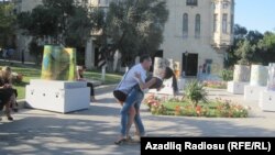 Sevgilisi ilə Qız Qalası meydanında rəqs edir.