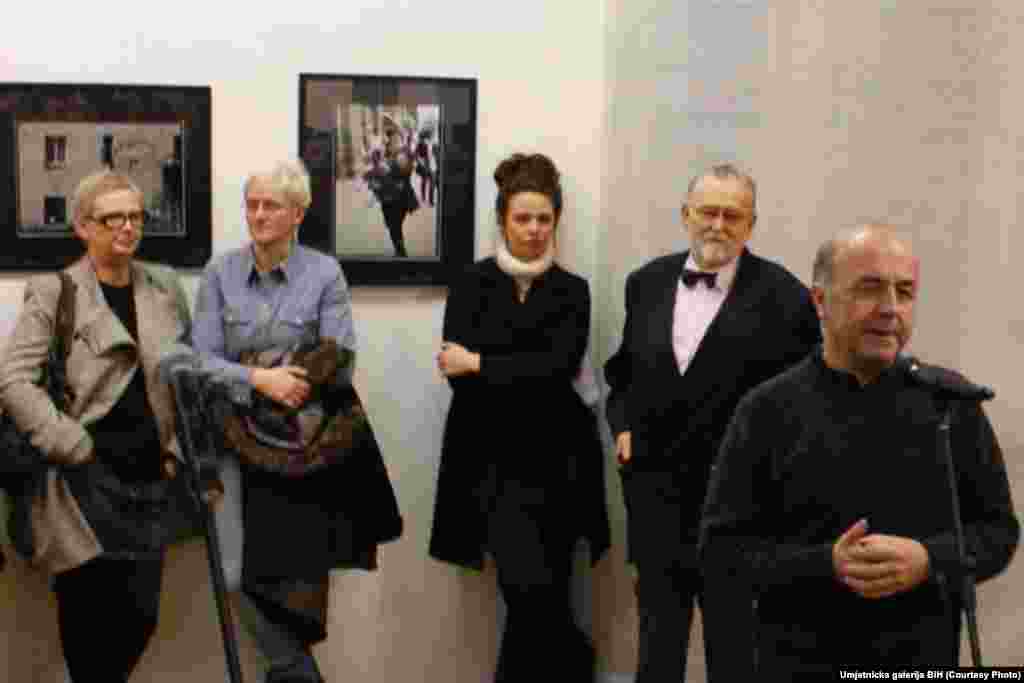 Milomir Kovačević Strašni (prvi s desna) obraća se prisutnima u Umjetničkoj galeriji Bosne i Hercegovine.