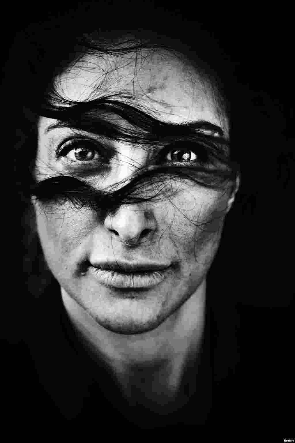 Danimarkalı Laerke Posselt &ccedil;əkdiyi bu portretlə qalib olub. Bu, İran əslli danimarkalı aktrisanın portretidir. 