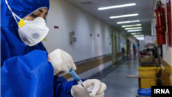 Medicinska radnica u zaštitnoj opremi zbog korona virusa, ilustrativna fotografija