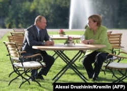 Канцлер Германии Ангела Меркель встретилась с президентом России Владимиром Путиным в неформальной атмосфере, 18 августа 2018 года