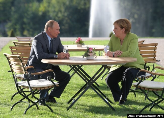 Канцлер Німеччини Ангела Меркель зустрілася з президентом Росії Володимиром Путіним у неформальній атмосфері,18 серпня 2018 року