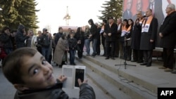 Armenia -- Former Defense Minister Seyran Ohanian (2nd R) speaks with local residents during an Ohanian-Raffi-Oskanian alliance campaign meeting in Gyumri, March 21, 2017