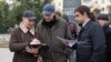 Активисты Владислав Рязанцев и Павел Нагибин (держат в руках бумаги) были задержаны ростовской полицией накануне эстафеты 