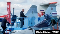 Президент России Владимир Путин и президент Турции Реджеп Тайип Эрдоган осматривают истребитель Су-57 во время посещения авиасалона МАКС-2019 в Жуковском, под Москвой, 27 августа 2019 года