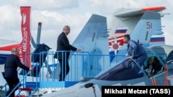 Президенты России и Турции - Владимир Путин и Реджеп Эрдоган во время посещения МАКС в 2019 году
