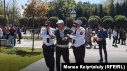 Полиция көшеге келген адамдардың бірін ұстап жатыр. Алматы, 9 мамыр 2019 жыл.