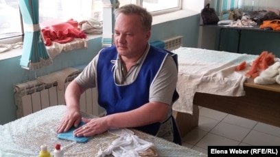 Кең кисканы ашыңыз Орыс күйеуі ғашығының спермасын жалайды