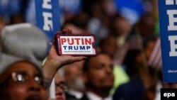 Один из делегатов съезда Демократической партии США держит в руках лозунг "Путин Трамп" (Филадельфия, 28 июля 2016 года)