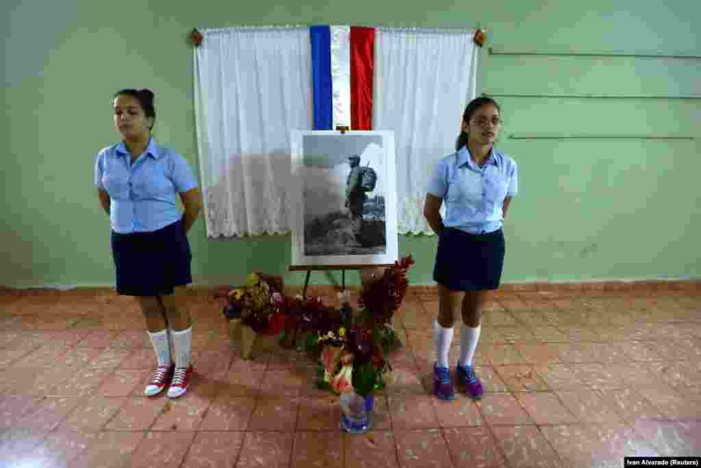 Кубинские пионеры в почетном карауле у портрета Фиедля Кастро.