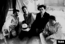 Josif Stalin, Alexei Rîkov (executat în 1938), Grigori Zinoviev (împușcat în 1936) și Nikolai Buharin (executat 1938)