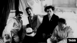 Сталин (слева) и соратники: Алексей Рыков, Григорий Зиновьев и Николай Бухарин. Все трое были расстреляны в 1936-38 годах