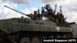 Українські військові на дорозі біля Лиману, звільненого від російської армії. Донеччина, 4 жовтня 2022 року