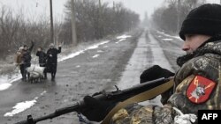 Гражданские лица на дороге в шести километрах к юго-западу от Дебальцева, 9 февраля 2015 года. 