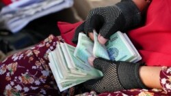 Женщина считает деньги на базаре Бухары, Узбекистан. Иллюстративное фото.