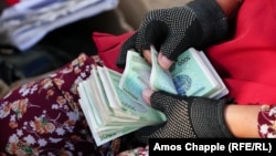 Женщина считает деньги в Узбекистане. Иллюстративное фото.