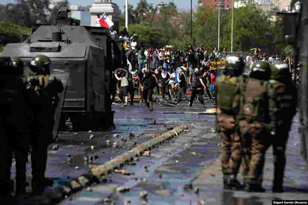 Протестні акції і заворушення призвели до введення комендантської години в трьох областях Чилі &ndash; Сантьяго, Вальпараїсо і Консепсьон. Десятки тисяч військових і поліцейських були направлені в різні регіони країни для підтримки порядку. 