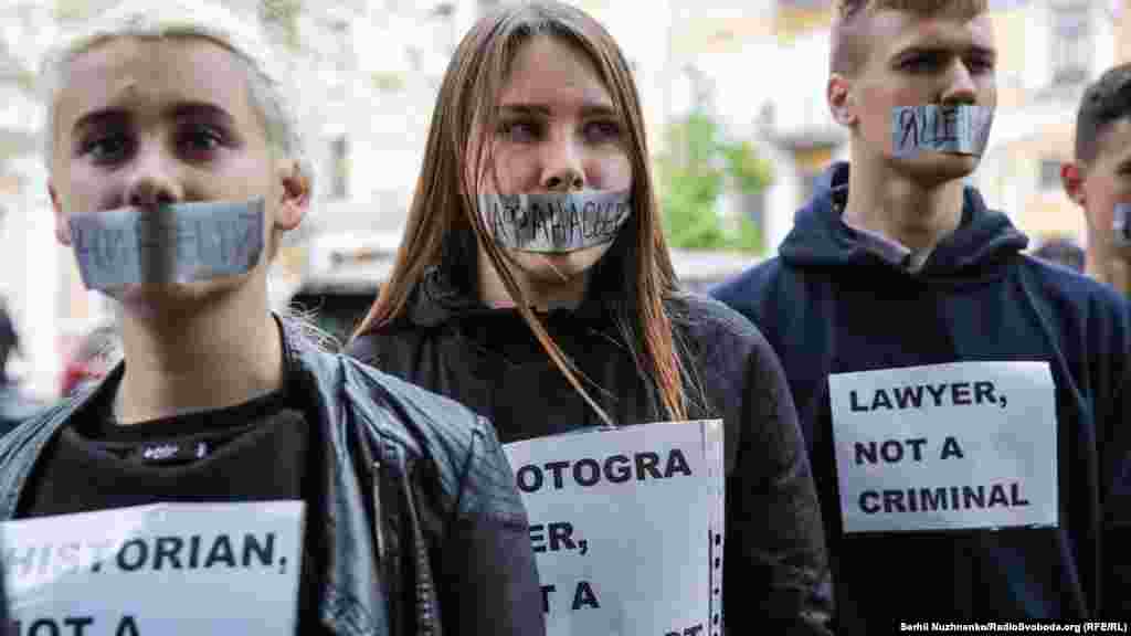 На заклееных скотчем ртах активистов &ndash; фамилии украинских узников Кремля