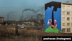 Граффити на тему «Танец» Анри Матисса на фасаде дома в Темиртау. Иллюстративное фото.