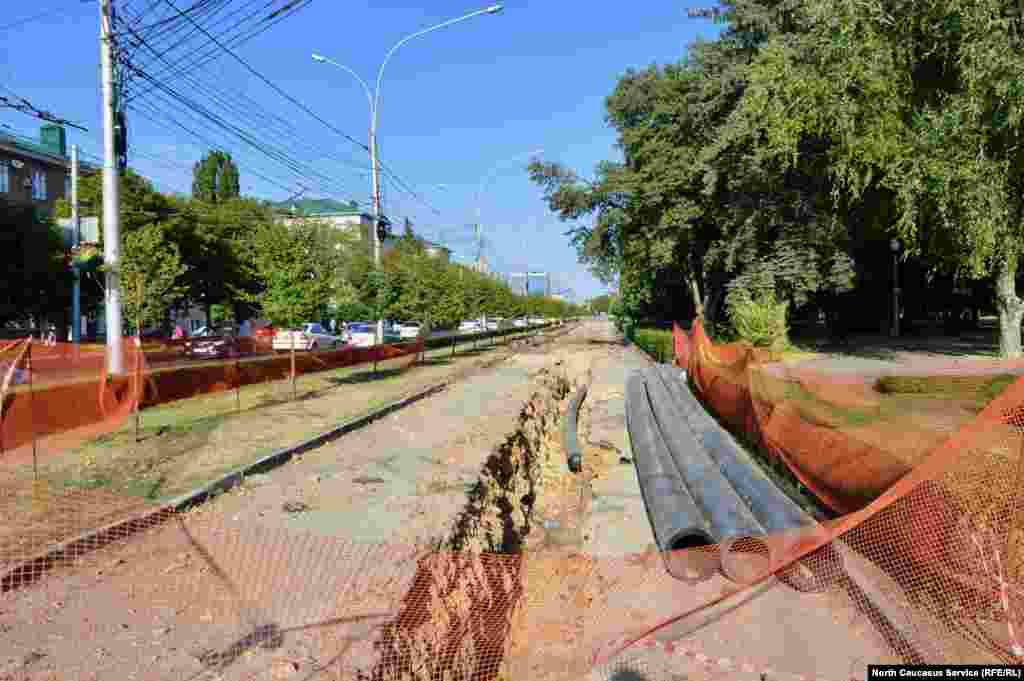 Пешеходную часть улицы Дзержинского в разных местах ремонтируют уже больше двух месяцев