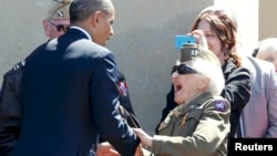 Президент США приветствует ветерана высадки в Нормандии 