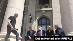 Poslanici vladajuće Srpske napredne stranke Aleksandar Martinović i Sandra Božić ispred Skupštine Srbije, 11. maj