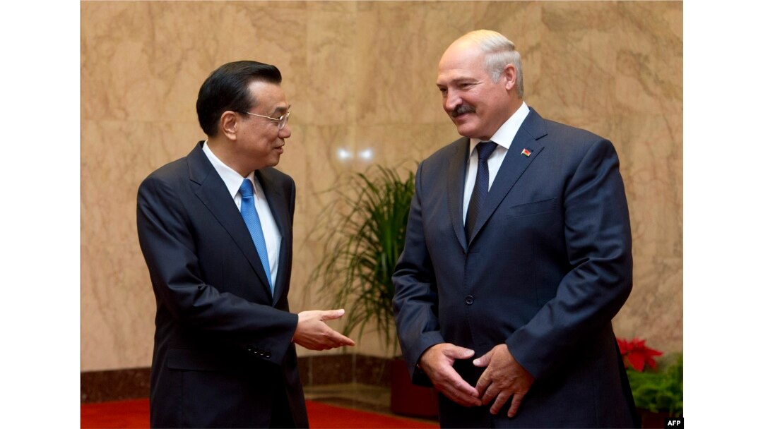 Chinese Prime Minister Li Keqiang (left) speaks with visiting Belarusian President Alyaksandr Lukashenka in Beijing on July 17.