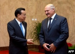 Chinese Prime Minister Li Keqiang (left) speaks with visiting Belarusian President Alyaksandr Lukashenka in Beijing on July 17.