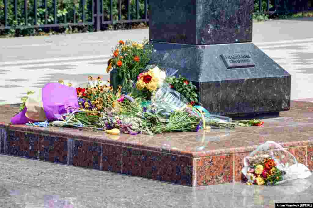 Иногда пророссийские активисты рвут и разбрасывают цветы