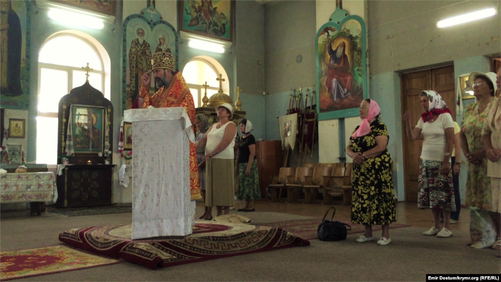 Kiyev patriarhatı Ukrain ortodoks kilsesiniñ knâz Vladimir ve Olganıñ Aqmescit kafedral ibadethanesinde bazarertesi künü Ukraina mustaqilliginiñ 24 yıllığı munasebetinen bayram ibadeti qılındı, 2015 senesi avgust 24 künü