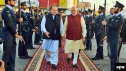 Премьер-министр Пакистана Наваз Шариф (слева) и премьер-министр Индии Нарендра Моди в аэропорту Лахора, Пакистан. 25 декабря 2015 года.