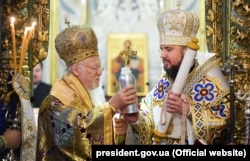   The head of the Orthodox Church of Ukraine, Metropolitan Epiphanius (right) at the moment of receiving from the Ecumenical Patriarch Bartholomew the tomos of autocephaly. Istanbul, January 6, 2019 