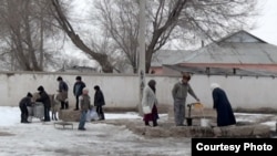 Жители села Акжар в Южно-Казахстанской области набирают воду из единственного в селе источника. 18 января 2013 года.