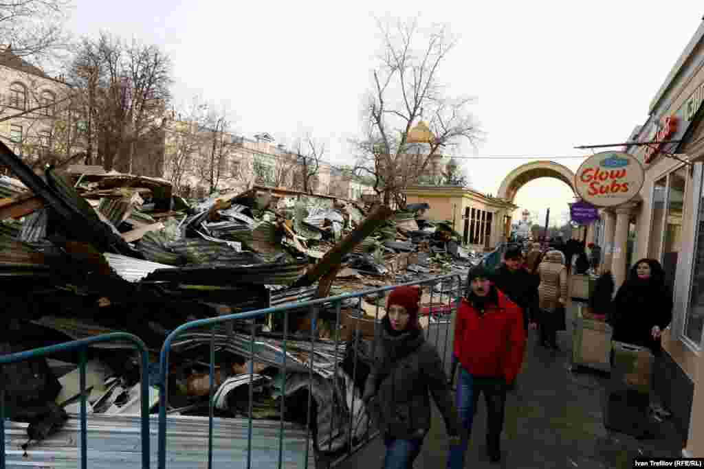 Часть торговых павильонов уже разрушена в ночь на 9 февраля.
