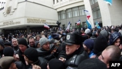 Митинг под стенами крымского парламента. Симферополь, 26 февраля 2014 года