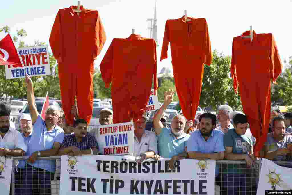 ТУРЦИЈА - Турските власти издадоа налози за апсење на 170 лица обвинети за поврзаност со мрежата одговорна за неуспешниот обид за воен удар во Турција во 2016 година, јавија локалните медиуми наведувајќи дека 22 лица биле успасени веднаш по издавањето на налозите.