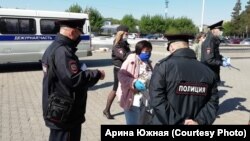 Протестующих в Омске женщин пытались задержать сразу после митинга.