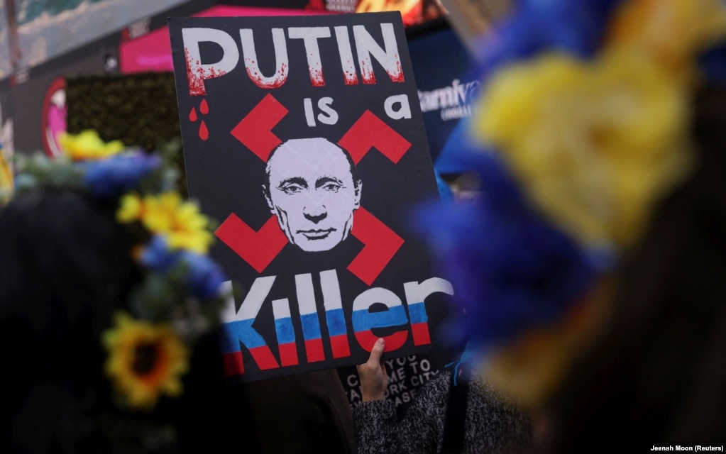 Під час акції «Стоп геноциду народу України» проти вторгнення Росії до України. На плакаті напис англійською: «Путін – вбивця». Нью-Йорк, США, 9 квітня 2022 року