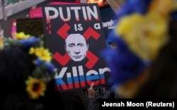 Під час акції «Стоп геноциду народу України» проти вторгнення Росії до України. На плакаті напис англійською: «Путін – вбивця». Нью-Йорк, США, 9 квітня 2022 року