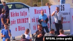 Protestatarii kosovari, blocând drumul în apropiere de Vojtes