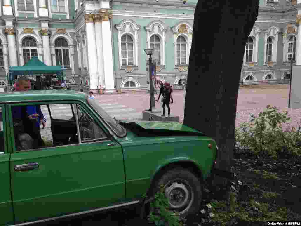 Посетители Эрмитажа, даже ничего не знающие о &quot;Манифесте&quot; и не заглядывающие в здание Главного штаба, видят эту машину-копейку, врезавшуюся в дерево во дворике музея, залезают в нее и фотографируются. Бельгийский художник Франсис Алис на похожей машине в 1981 году приехал в Ленинград. Теперь он разбил ее, прощаясь с иллюзиями юности