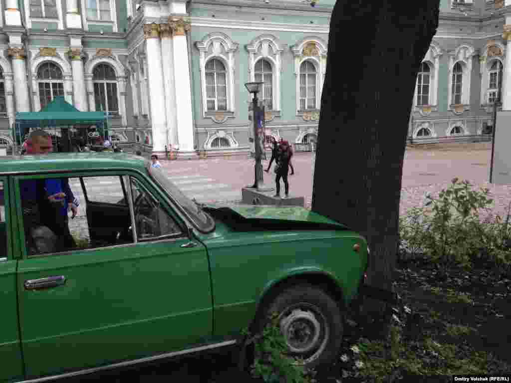 Посетители Эрмитажа, даже ничего не знающие о «Манифесте» и не заглядывающие в здание Главного штаба, видят эту машину-копейку, врезавшуюся в дерево во дворике в музея, залезают в нее и фотографируются. Бельгийский художник Франсис Алис на похожей машине в 1981 году приехал в Ленинград. Теперь он разбил ее, прощаясь с иллюзиями юности