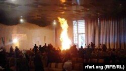 در محفلی که به مناسبت تجلیل از دهمین سالگرد تصویب قانون اساسی افغانستان دایر شده بود، به طور ناگهانی یک بالون گاز آتش گرفت و محفل به هم خورد