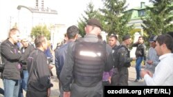 Полицейские проверяют документы у поситителей мечети в Москве.