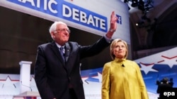 Hillary Clinton dhe Bernie Sanders