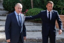 Президенти Росії і Франції Володимир Путін (л) і Емманюель Макрон (п). Париж, серпень 2019 року